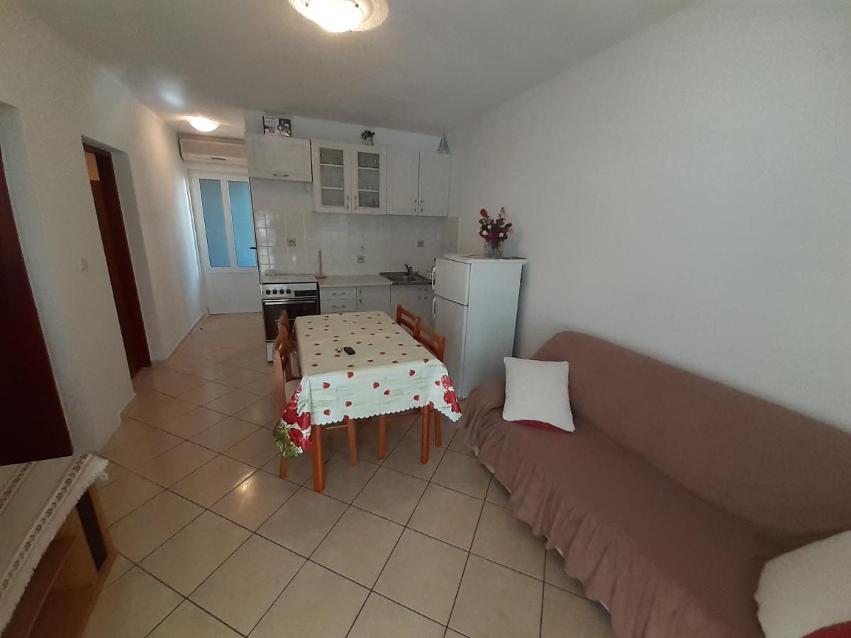Apartments Slavica Бол Екстер'єр фото