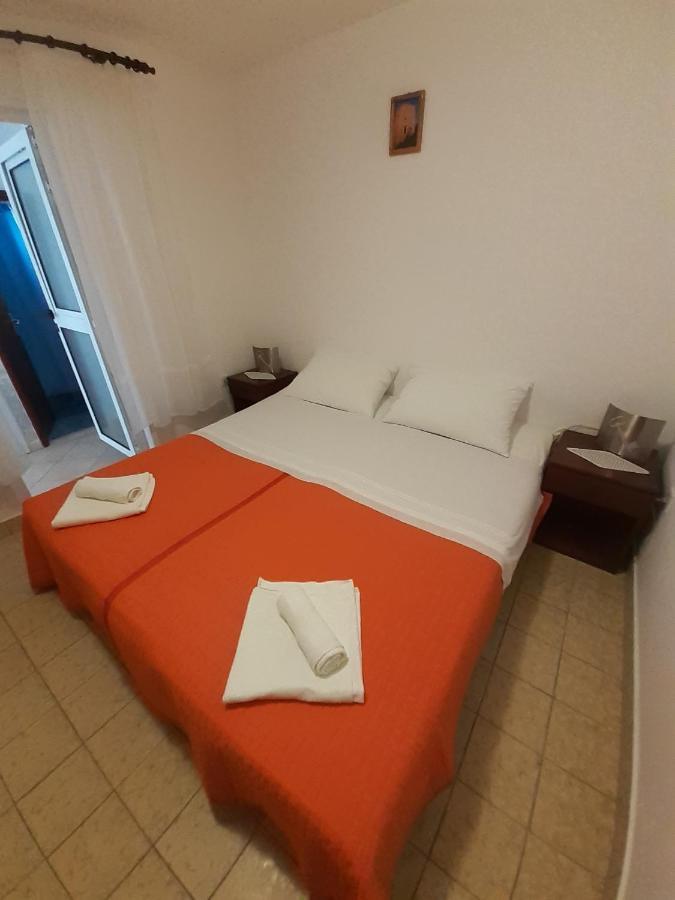 Apartments Slavica Бол Екстер'єр фото