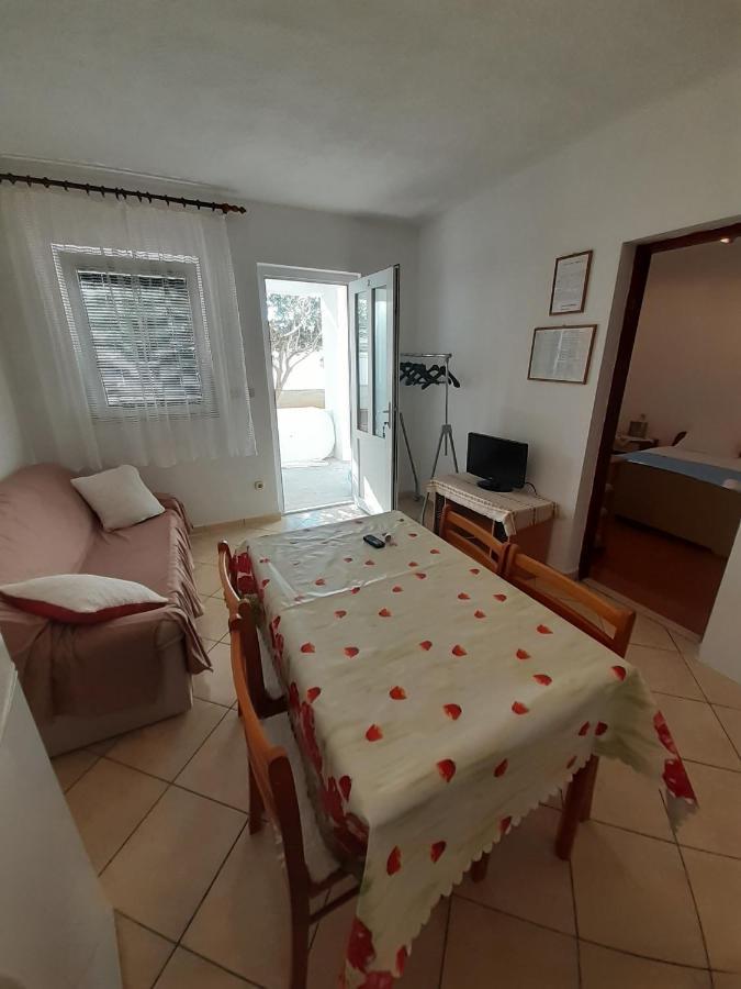 Apartments Slavica Бол Екстер'єр фото