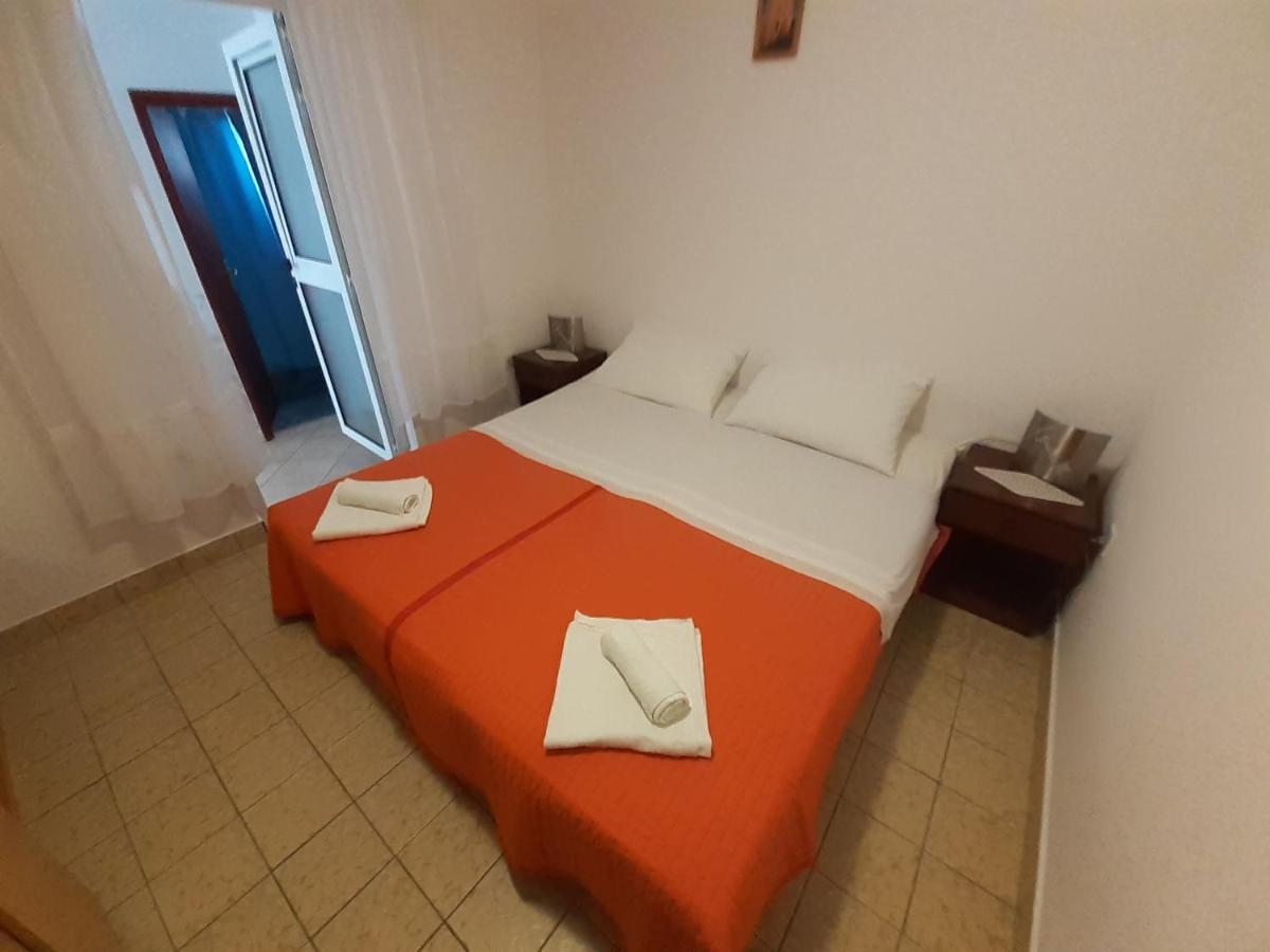 Apartments Slavica Бол Екстер'єр фото