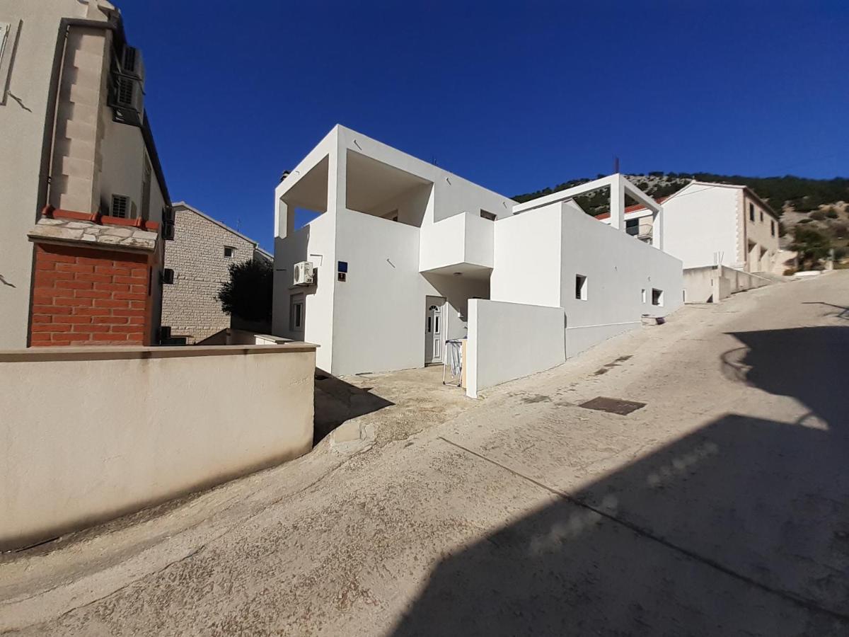 Apartments Slavica Бол Екстер'єр фото
