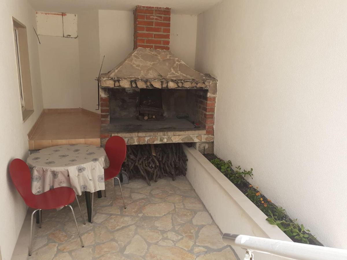 Apartments Slavica Бол Екстер'єр фото