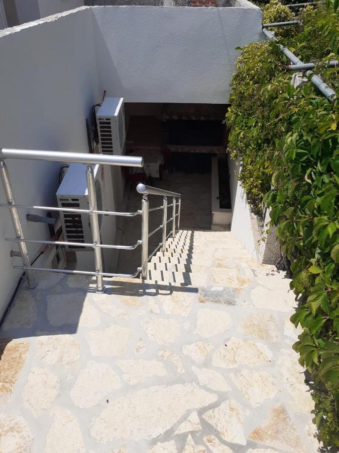 Apartments Slavica Бол Екстер'єр фото
