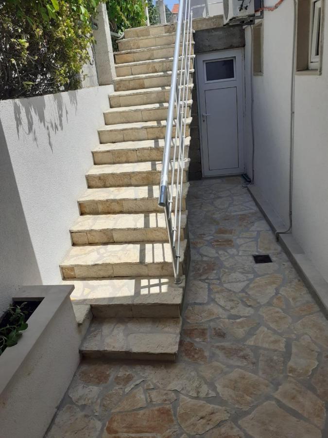 Apartments Slavica Бол Екстер'єр фото