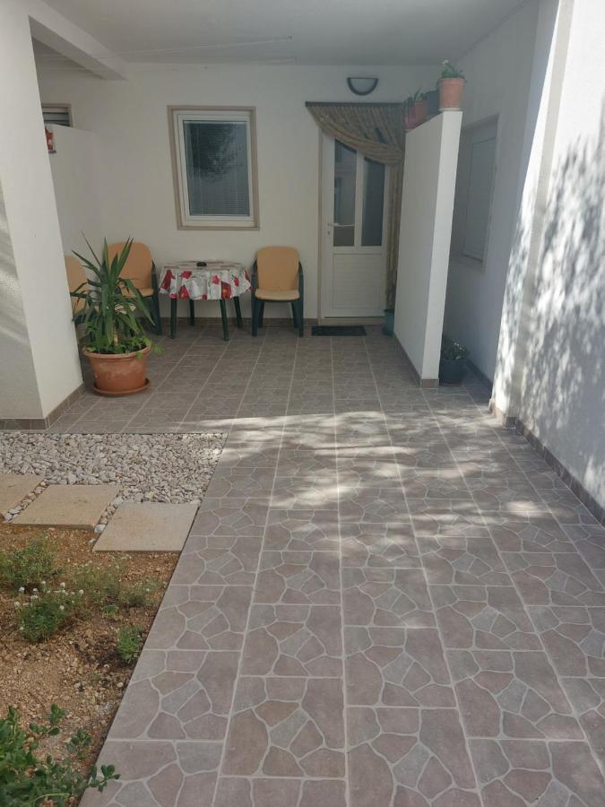 Apartments Slavica Бол Екстер'єр фото