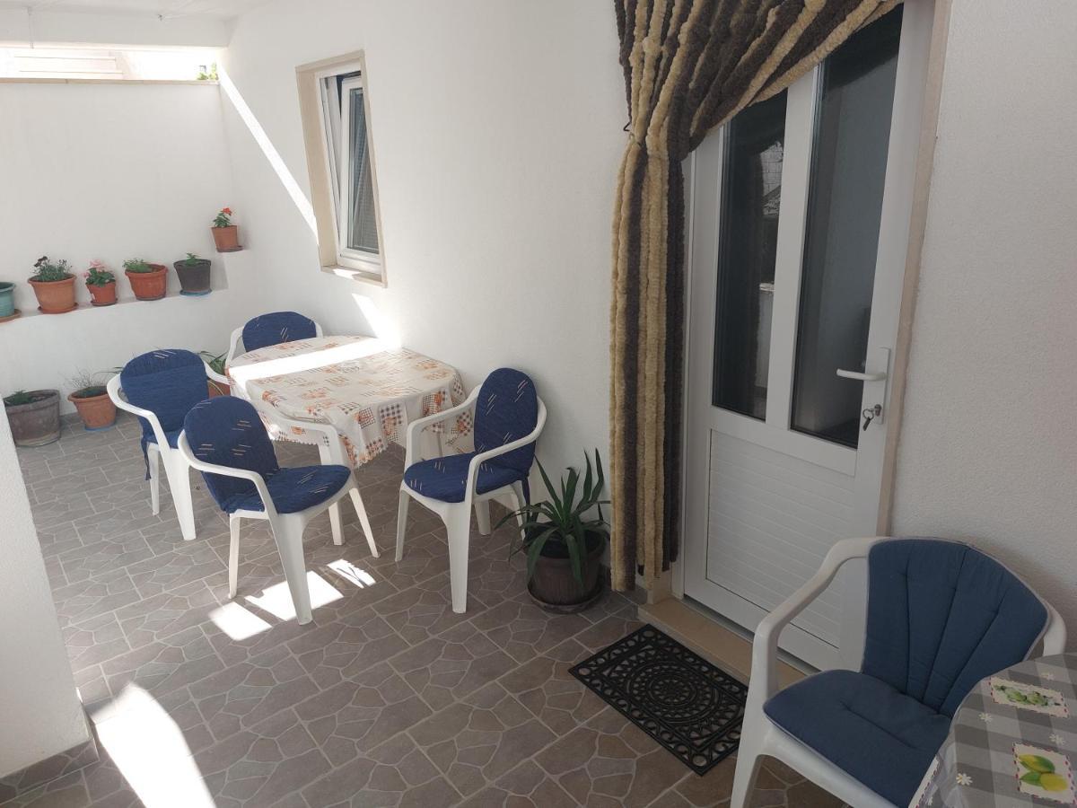 Apartments Slavica Бол Екстер'єр фото